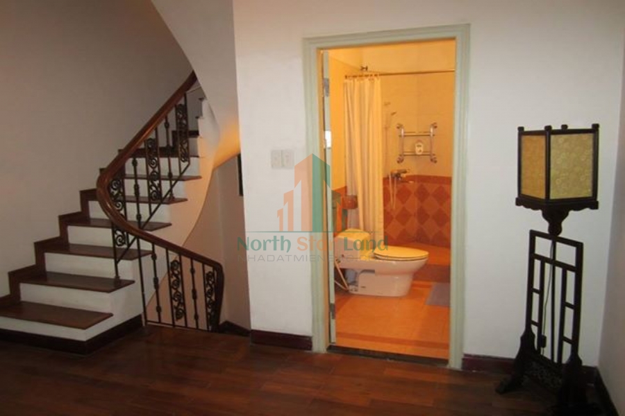 Cho người nước ngoài thuê nhà riêng gần Sun Grand City Lương Yên, có sân vườn rộng 2