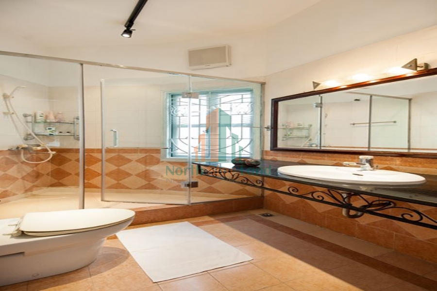 Cho người nước ngoài thuê nhà riêng gần Sun Grand City Lương Yên, có sân vườn rộng 5