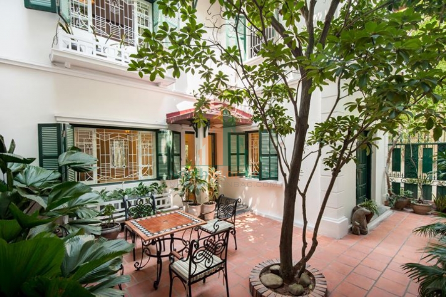 Cho người nước ngoài thuê nhà riêng gần Sun Grand City Lương Yên, có sân vườn rộng 6